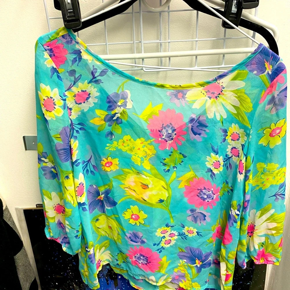 Roly poly size small blouse floral with teal bow on back 3/4 sleeve